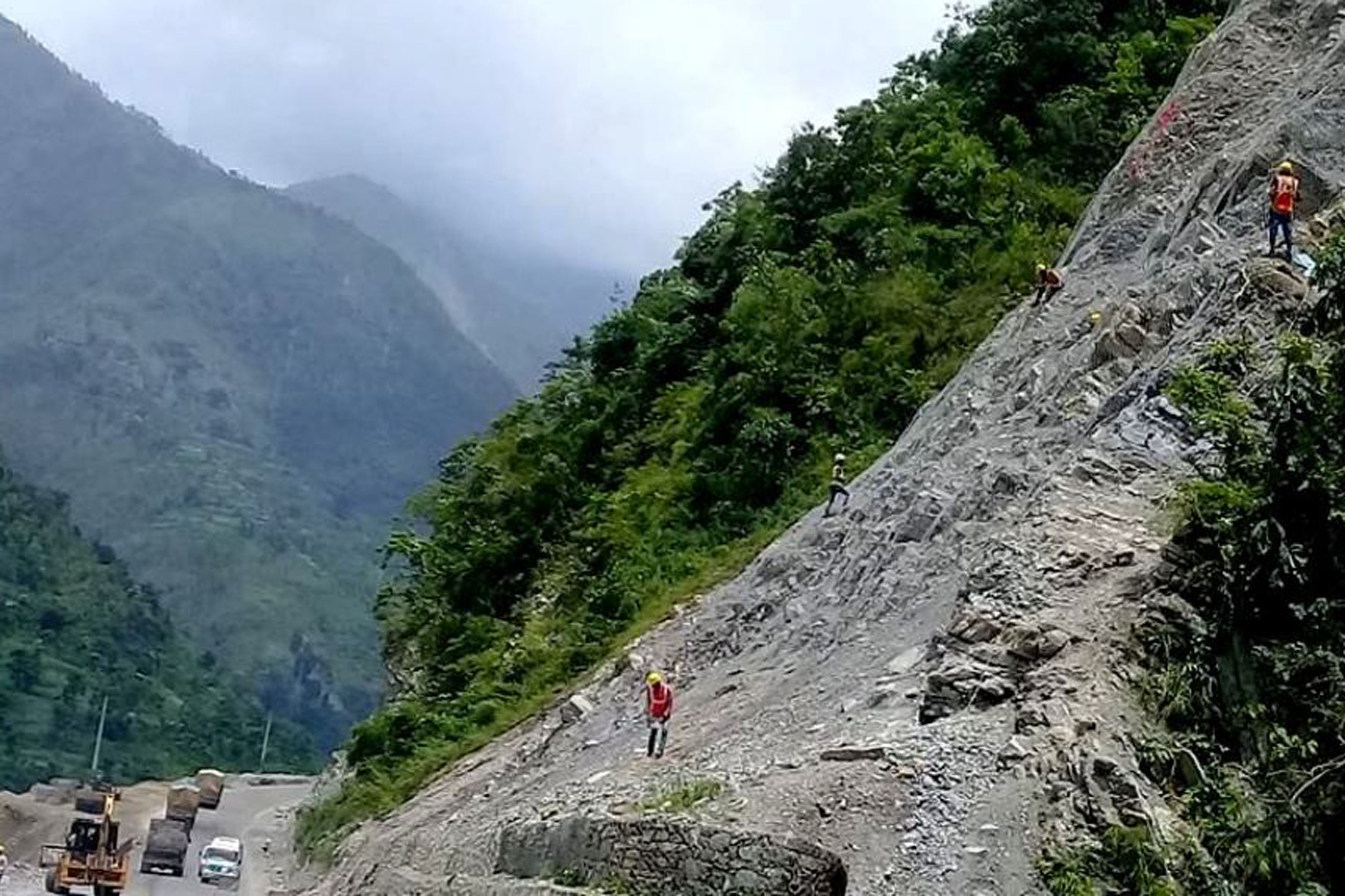 दर्जनभन्दा बढी सडक अझै अवरुद्ध , एक सय स्थानमा एकतर्फी सुचारु